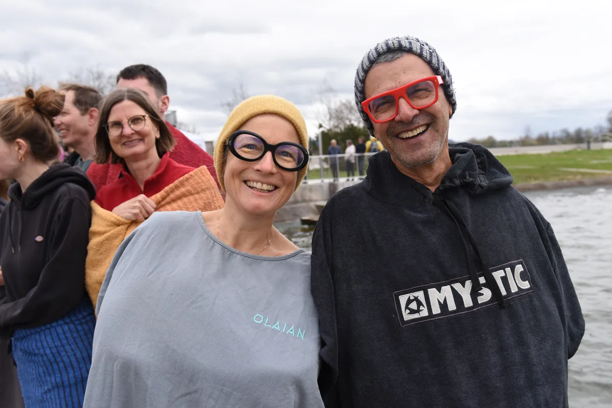 Denise und Matthew (Uster) gehen regelmässig im Greifensee winterschwimmen und sind «megafroh, dass es den Anlass noch gibt.» Am 1.April 2024 in der Badi Uster fand das Blaueierschwimmen statt.